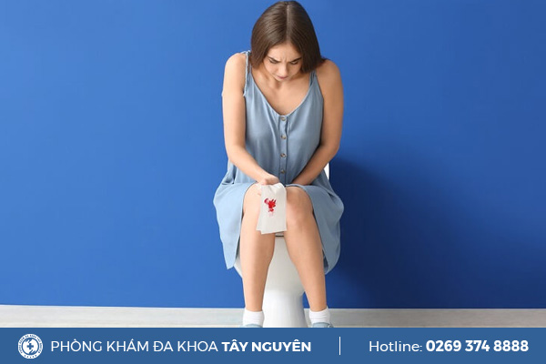 Sau sinh đi cầu ra máu nguyên nhân do đâu?